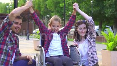 <strong>爸爸妈妈</strong>带着一个残疾的小女儿坐轮椅的肖像，给五个慢动作